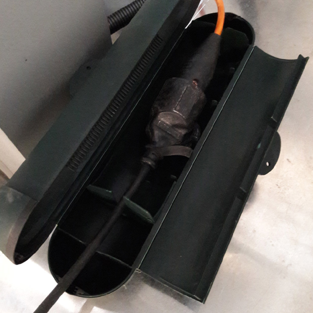 Skyddslåda inkl. Stickpropp och uttag i vänster materialbox