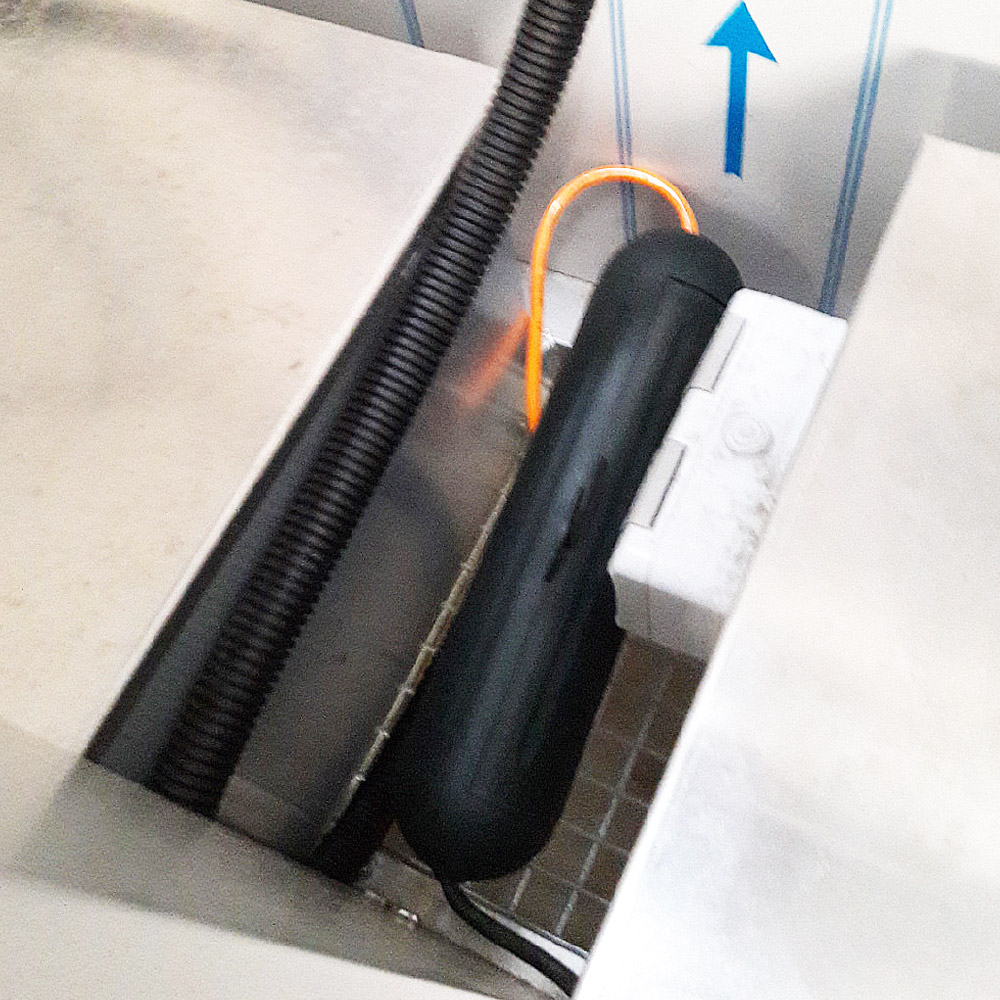 Skyddslåda inkl. Placera stickproppen och uttaget i den vänstra materialboxen